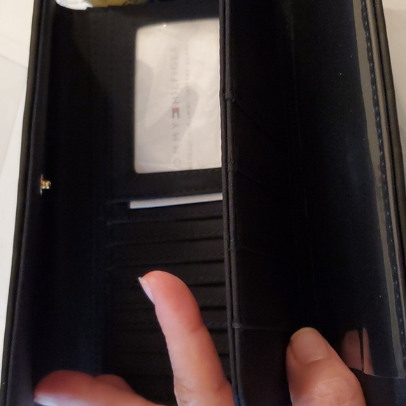 New in box authentic women's Tommy Hilfiger leather wallet - Picture 7 of 15